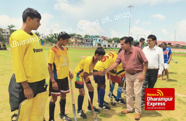 राष्ट्रीय पदक विजेता खिलाड़ी रहे विजय शर्मा ने मेजर ध्यानचंद मेमोरियल यस-हमीर हाकी 2023 प्रतियोगिता में हाकी मुकाबले में बतौर मुख्यअतिथि लिया भाग