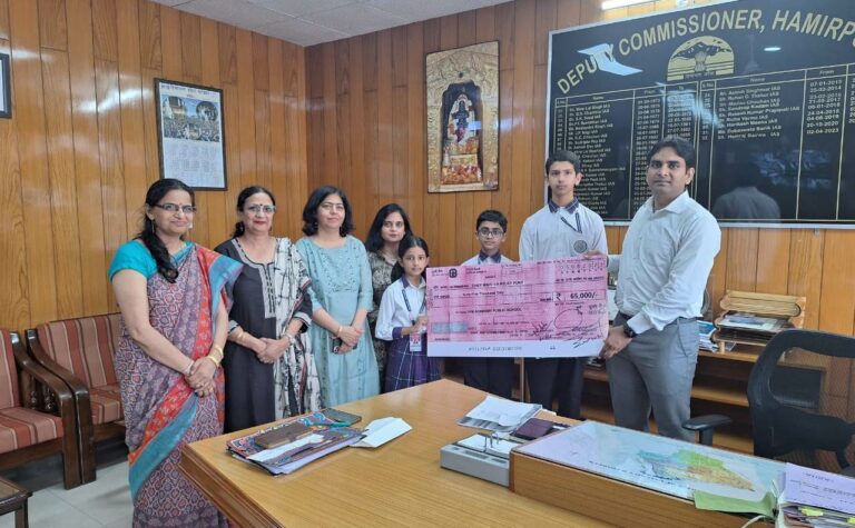 हिम अकादमी स्कूल हीरानगर ने सीएम राहत कोष के लिए डीसी को सौंपा चेक