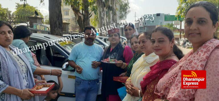 भाजपा राज्य अध्यक्ष वंदना योगी ने पुलिस, सफाई कर्मियों व चालकों को राखी बांधी