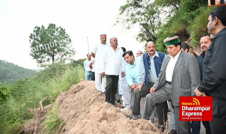 कर्नल धनीराम शांडिल ने सस्त्र बल्ही में लिया नुकसान का जायजा,  प्रभावितों का पूछा हाल