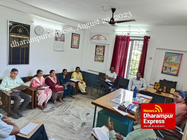 टौणी देवी में मुख्यमंत्री सुख आश्रय योजना के क्रियान्वयन पर की चर्चा