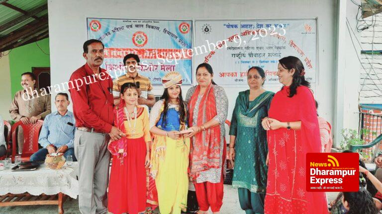 किशोरी मेले में महिलाओं को दी कई जानकारियां