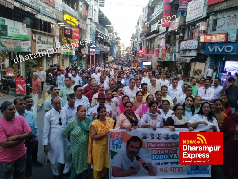कांग्रेस ने भारत जोड़ो यात्रा की वर्षगांठ पर निकली हमीरपुर बाजार में रैली