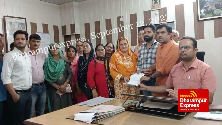 बल्ह बरोहा गांव के ग्रामीणों ने नवीन शर्मा के नेतृत्व में एसडीएम को सौंपा ज्ञापन 