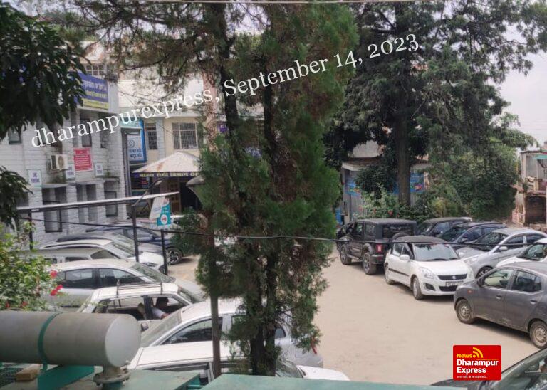 टौणी देवी हॉस्पिटल बना पार्किंग स्थल 