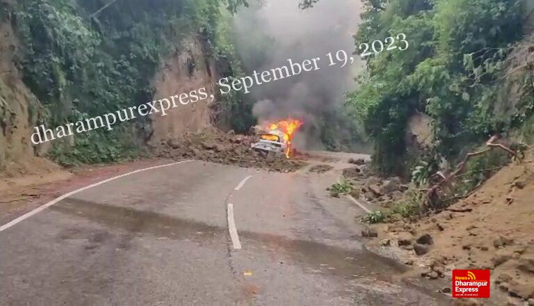 कार पर भारी भरकम पत्थर गिरने से लगी आग,कार जलकर हुई राख