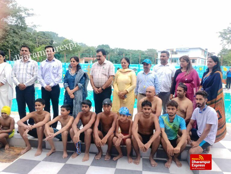आलमाइटी पब्ल्कि स्कूल के स्विमिंग पूल में करवाई गई प्रतियोगिता