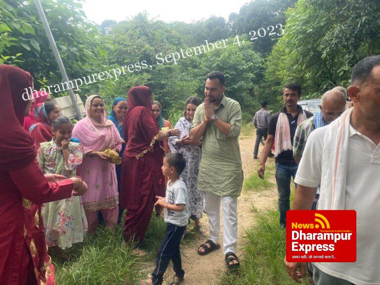 विधायक आशीष शर्मा ने धनेड के ग्रामीणों की सुनीं समस्याएं