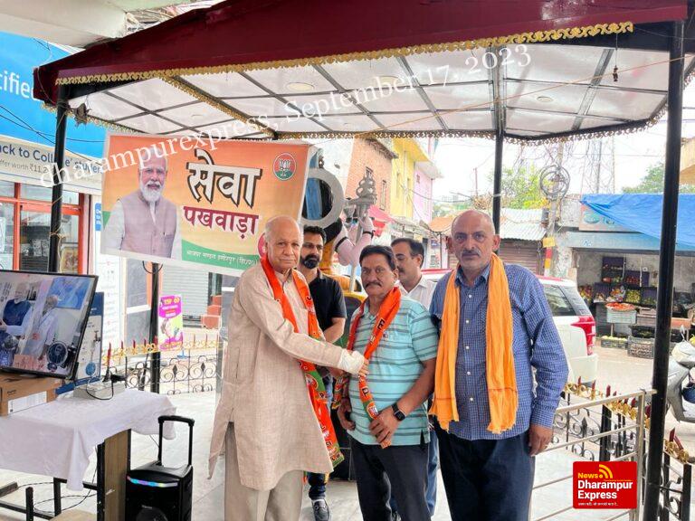 पीएम मोदी के जन्मदिन पर हमीरपुर मंडल ने विभिन्न कामगारों को किया सम्मानित