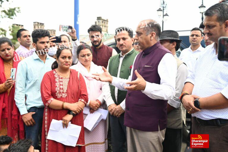 कोरोना के समय अपनी जान की बाज़ी लगाने वालों को निकालना पाप : जयराम ठाकुर