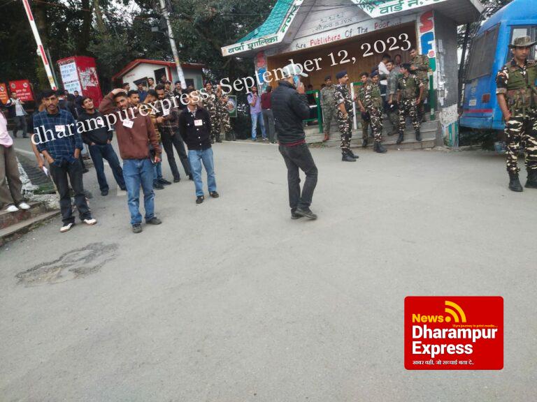 SFI और ABVP आपस में भिड़ी , तनावपूर्ण माहौल, QRT ने संभाला मोर्चा