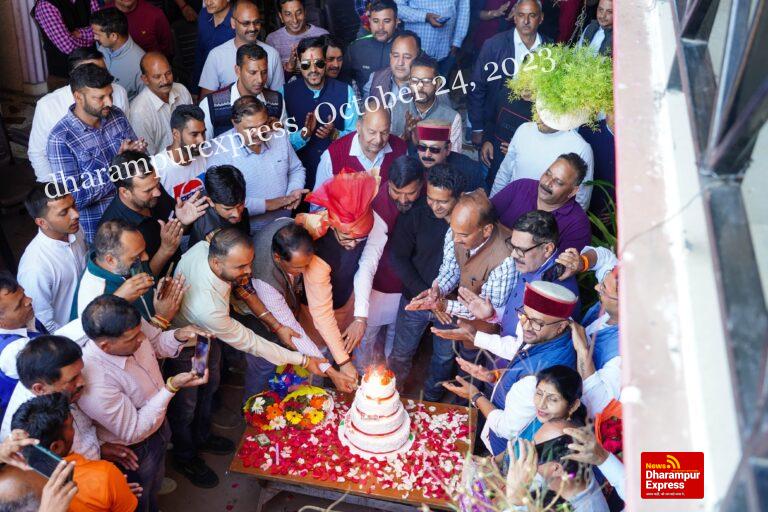 केंद्रीय मंत्री एवं हमीरपुर संसदीय क्षेत्र के सांसद को जन्मदिन की बधाइयां देने उमड़ा जनसैलाब