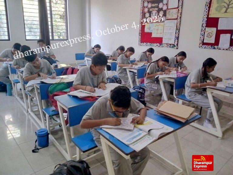 बच्चों के लेखन कौशल को परखने के लिए करवाई गई प्रतियोगिता