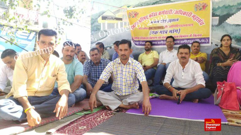 जिला परिषद कैडर के कर्मचारियों के हड़ताल जारी