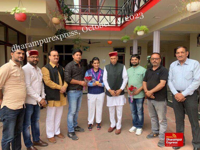 समीरपुर पहुंची कबड्डी की राष्ट्रीय खिलाड़ी सुषमा शर्मा, पूर्व मुख्यमंत्री से लिया आशीर्वाद