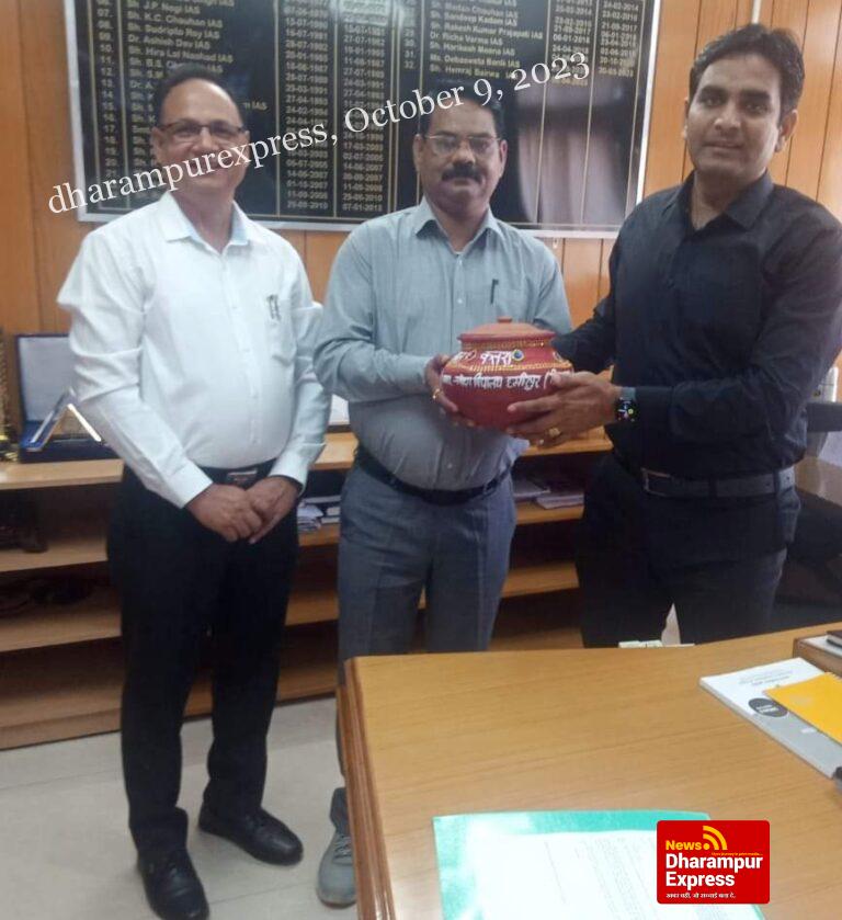 नवोदय विद्यालय के प्राचार्य ने जिलाधीश हेमराज को सौंपा अमृत कलश