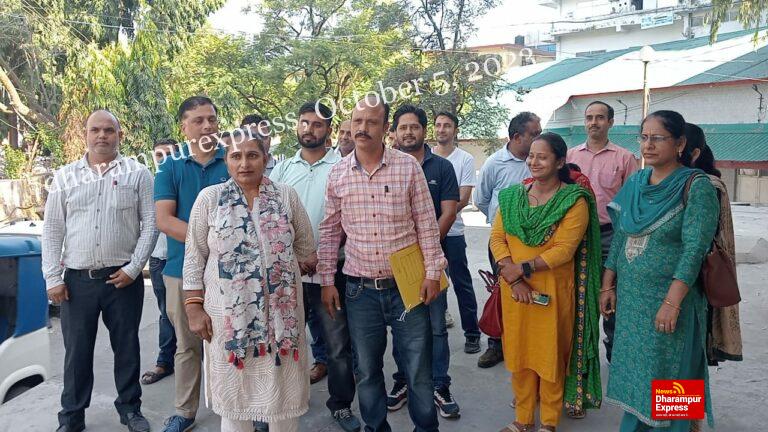 संयुक्त पटवारी एवं कानूनगो महासंघ ने डीसी को ज्ञापन सौंपा, कहा सरकार नहीं मानी तो होगा उग्र आंदोलन