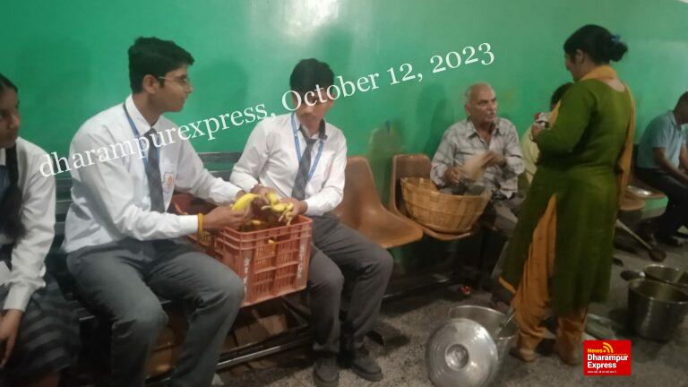 ऑलमाइटी पब्लिक स्कूल के ग्यारहवीं के छात्रों ने सरकारी अस्पताल में किया फलों का वितरण