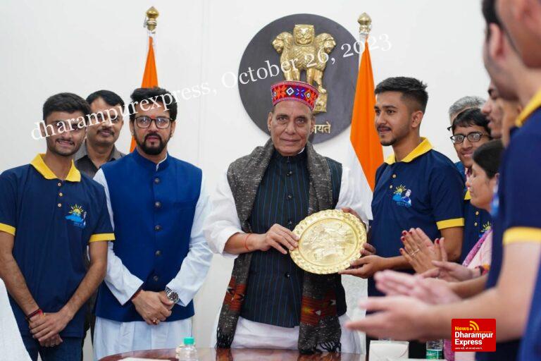 सांसद भारत दर्शन के 21 मेधावी उपराष्ट्रपति, रक्षा मंत्री से मिले दिल्ली में