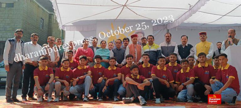 पूर्व मुख्यमंत्री ने हमीरपुर से 21 लड़कों के दल को हरी झंडी दिखाकर भारत भ्रमण पर किया रवाना