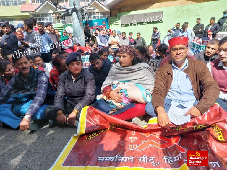 आईजीएमसी कॉन्ट्रैक्ट वर्करज़ यूनियन ने सीटू के बैनर तले  किया मौन प्रदर्शन