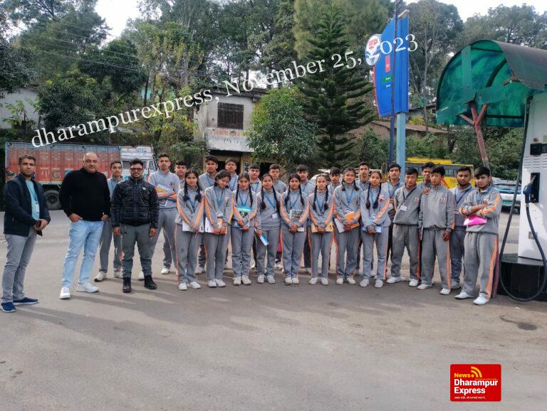 ऑलमाइटी पब्लिक स्कूल के छात्रों को ठाकुर पेट्रोल पंप, पक्का भरो का करवाया गया भ्रमण