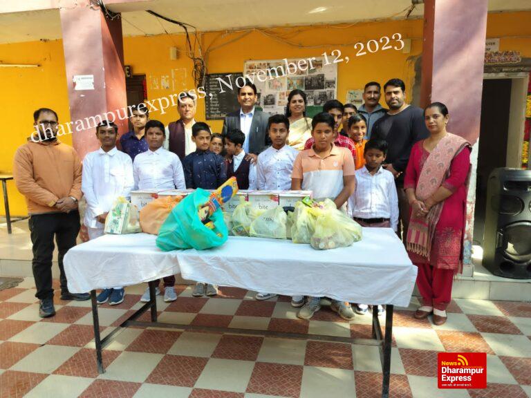 डीसी ने परिवार सहित बाल आश्रम के बच्चों संग मनाई दिवाली 