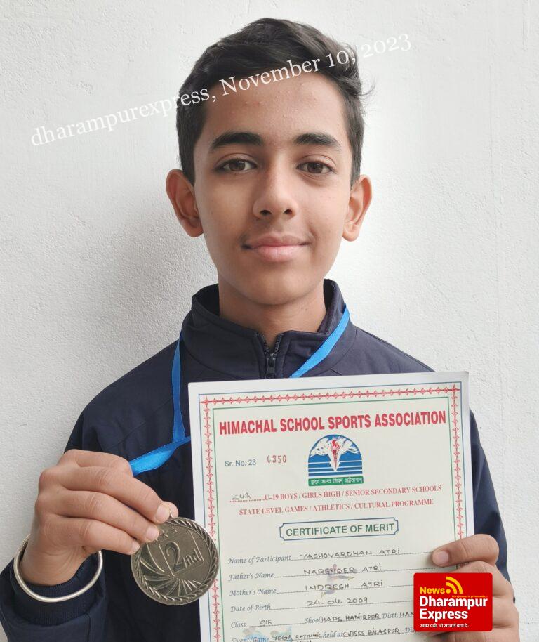 स्कूली स्टेट खेल, *14 वर्षीय *यशोवर्धन अत्री* ने अंडर 19 वर्ग में *हमीरपुर* को दिलाया *रजत पदक*.              स्टेट ओपन अंडर- 16 में भी जीता था  स्वर्ण पदक