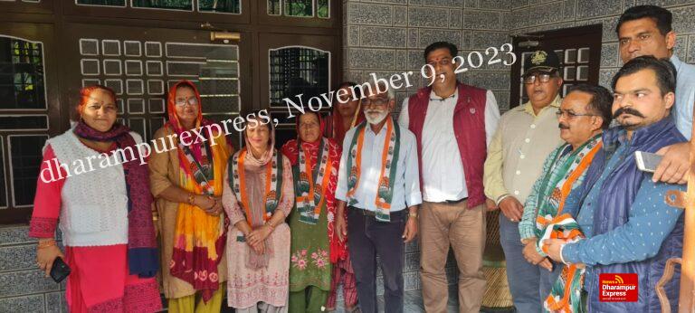 धनेड के आधा दर्जन परिवारों ने थामा कांग्रेस का दामन, मुख्यमंत्री की नीतियों से हुए प्रभावित