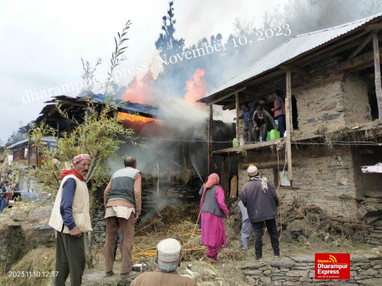 आनी के बाडू में छः कमरों का दो मंजिला प्राछा जलकर राख