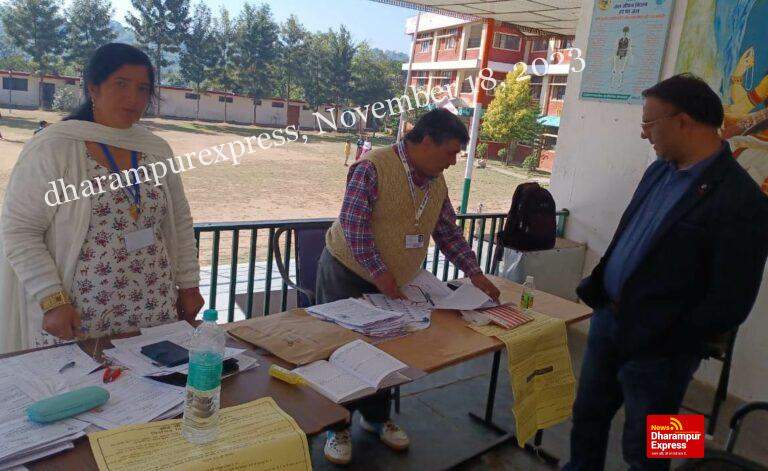 एसडीएम ने किया मतदान केंद्रों का औचक निरीक्षण