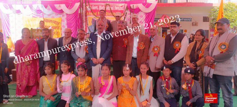 कुलदीप सिंह पठानिया ने स्वाहल स्कूल के मेधावी विद्यार्थियों को बांटे पुरस्कार