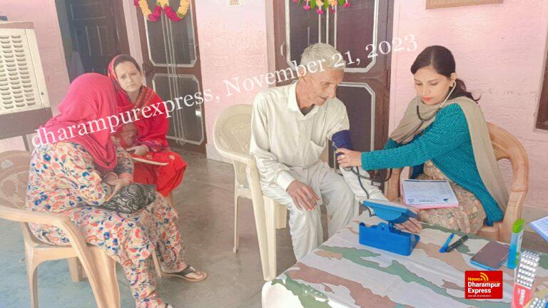 सांसद मोबाईल स्वास्थ्य सेवा ने धंगोटा मे जाँचा 114 लोगों का स्वास्थ्य