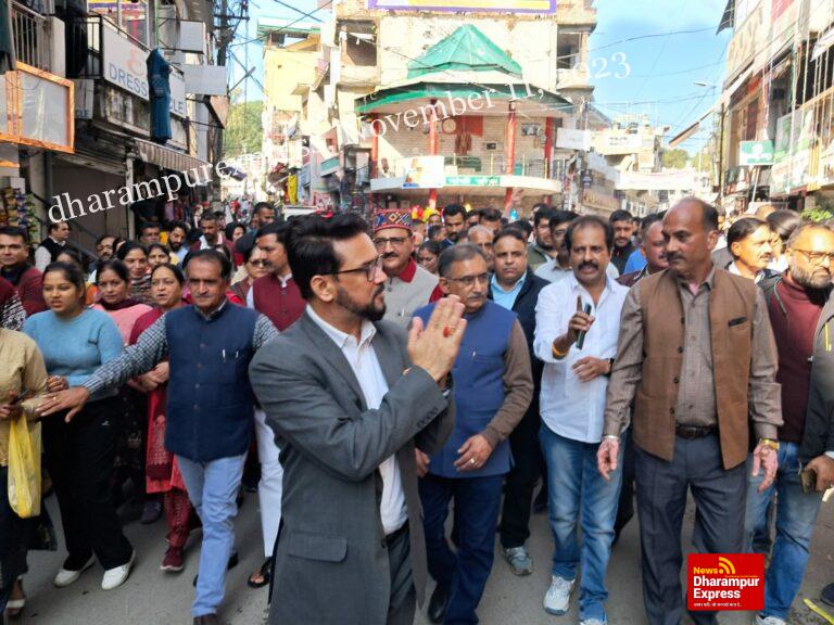 हमीरपुर बाजार में केन्द्रीय मंत्री अनुराग ठाकुर ने पैदल मार्च करके दी दीवाली की बधाई