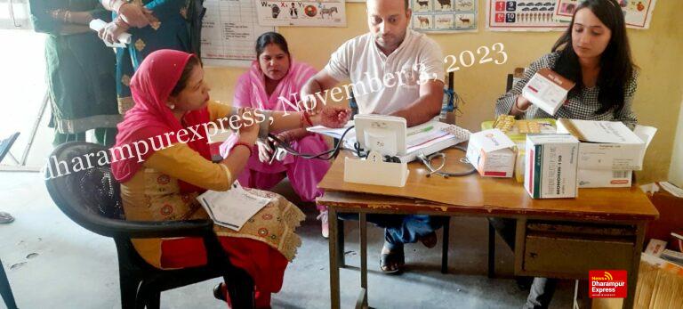 सांसद मोबाइल स्वास्थ्य सेवा टीम ने नंगल कला में की 101 लोगों की स्वास्थ्य जांच