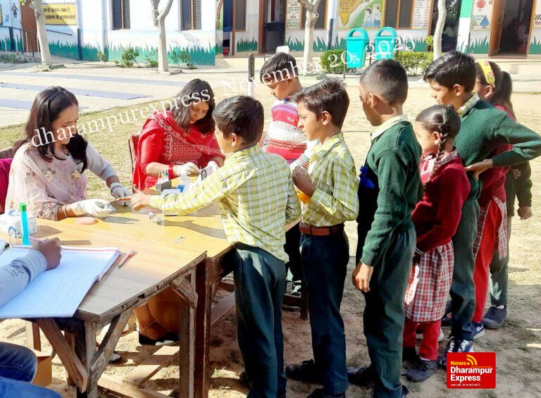 सांसद मोबाइल स्वास्थ्य सेवा टीम ने जांचा 320 बच्चों का ब्लड ग्रुप