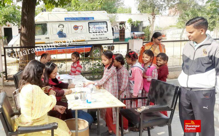 सांसद मोबाइल स्वास्थ्य सेवा टीम ने लालहड़ी में की 100 बच्चों की ब्लड ग्रुप जांच