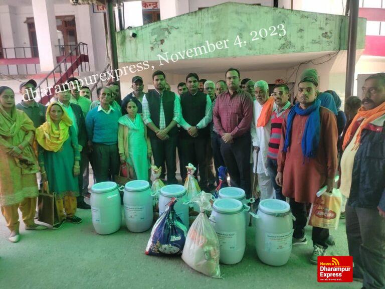 उपायुक्त ने 18 बेघर परिवारों को प्रदान की आवश्यक सामग्री