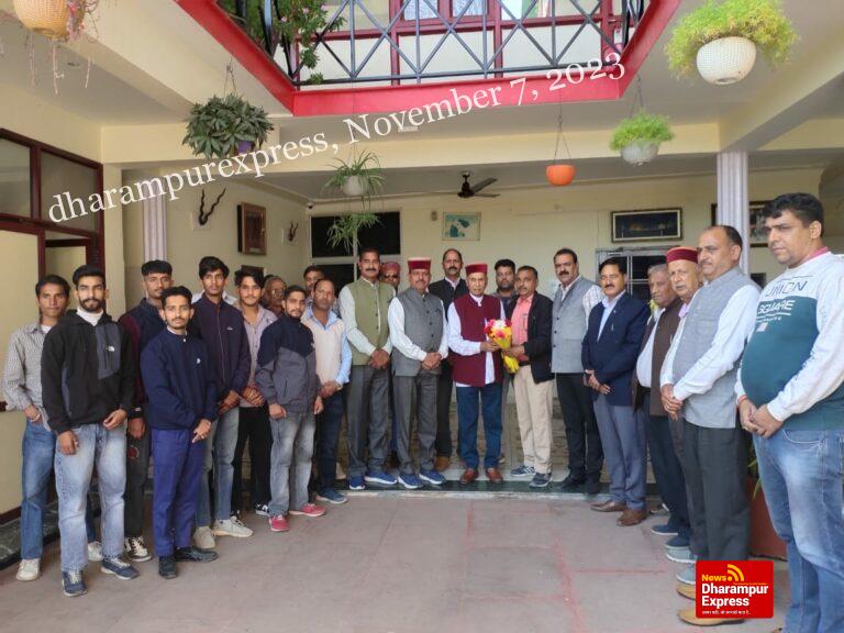 नवनिर्वाचित जोल पलाही के प्रधान कृष्ण कुमार ने की प्रेम कुमार धूमल से शिष्टाचार भेंट