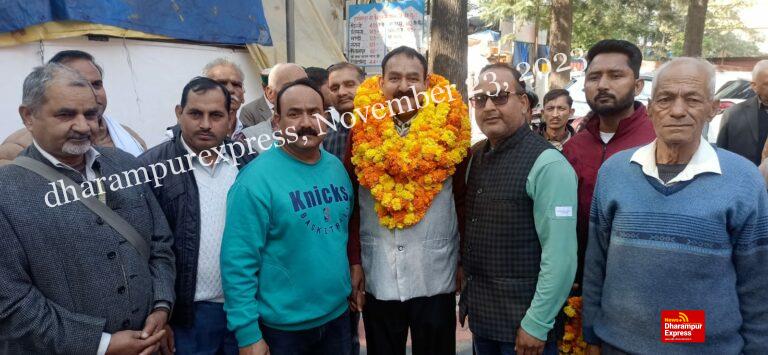रोगी कल्याण समिति का सदस्य बनाए जाने पर कांग्रेस सेवा दल व सेन समाज के सदस्यों ने मदनलाल कौडल का किया जोरदार स्वागत