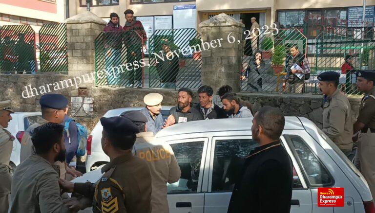 एचपीयू में सीएम का पुतला फूंकने को लेकर छात्र गुटों में झड़प
