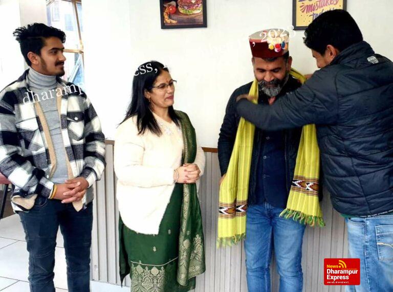 कुल्लू भाजपा महिला मोर्चा पदाधिकारी रही, पंचायत प्रधान शशि कटोच व युवा नेता हितेंद्र ठाकुर ने की नरेंद्र अत्री से भेंट