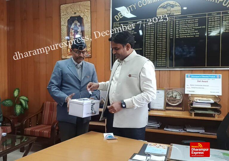 सशस्त्र सेना झंडा दिवस पर डीसी ने किया अंशदान