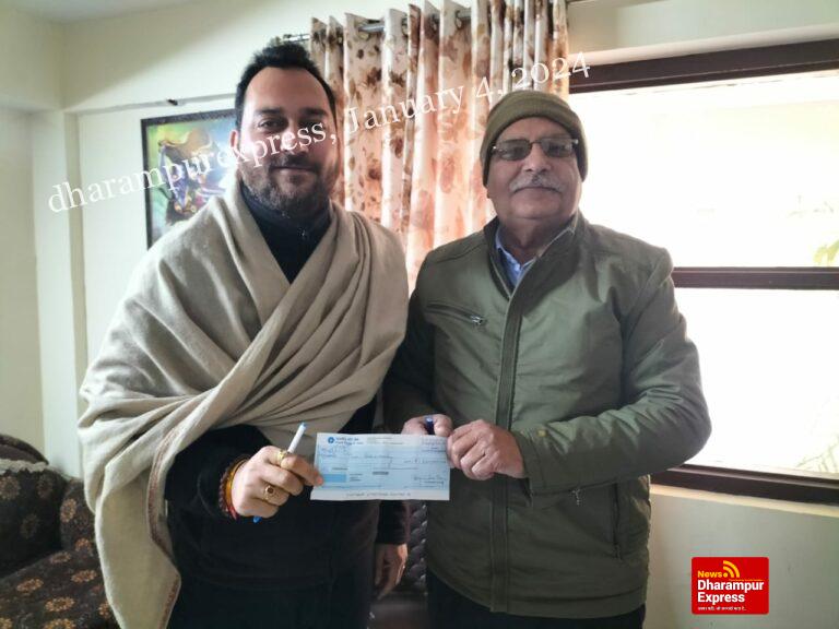 सड़क निर्माण के लिए समाजसेवी राजेंद्र राजन ने विधायक को सौपा दो लाख का चेक