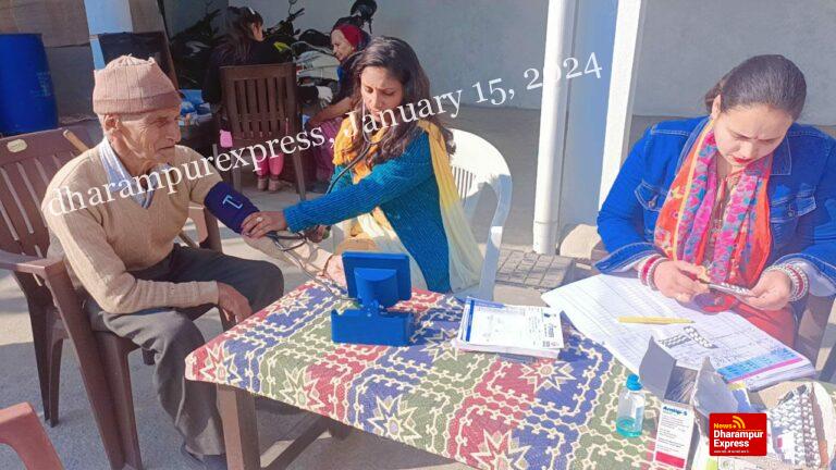 सांसद मोबाईल स्वास्थ्य सेवा टीम ने जांचा बड़सर में 60 लोगों का स्वास्थ्य
