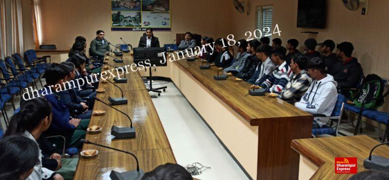 जेई की कोचिंग ले रहे बच्चों से डीसी ने की मुलाकात, टेस्ट पास करने के दिए टिप्स