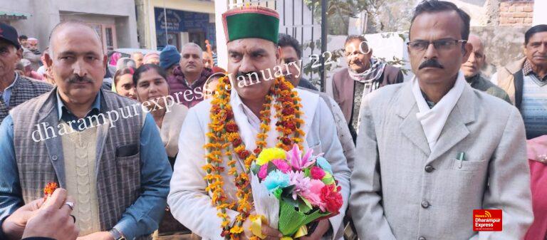 विधायक ने घंगोट स्कूल के विद्यार्थियों को बांटे पुरस्कार, घर-घर दीप जलाने का किया आह्वान