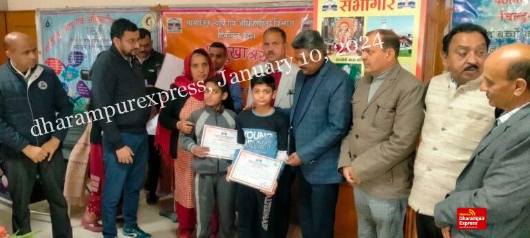 विधायक सुरेश कुमार ने सुख आश्रय योजना के पात्र बच्चों को बांटे प्रमाण पत्र