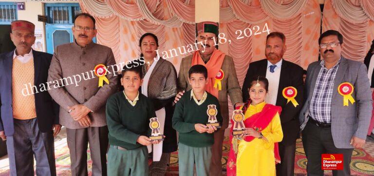 विधायक ने वरिष्ठ माध्यमिक पाठशाला जौड़े अंब के मेधावी विद्यार्थियों को बांटे पुरस्कार