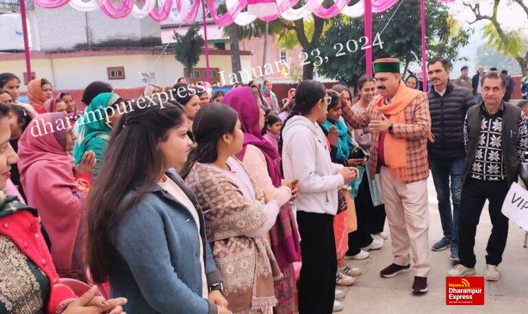 विधायक ने झिरालड़ी स्कूल के मेधावी विद्यार्थियों को बांटे पुरस्कार